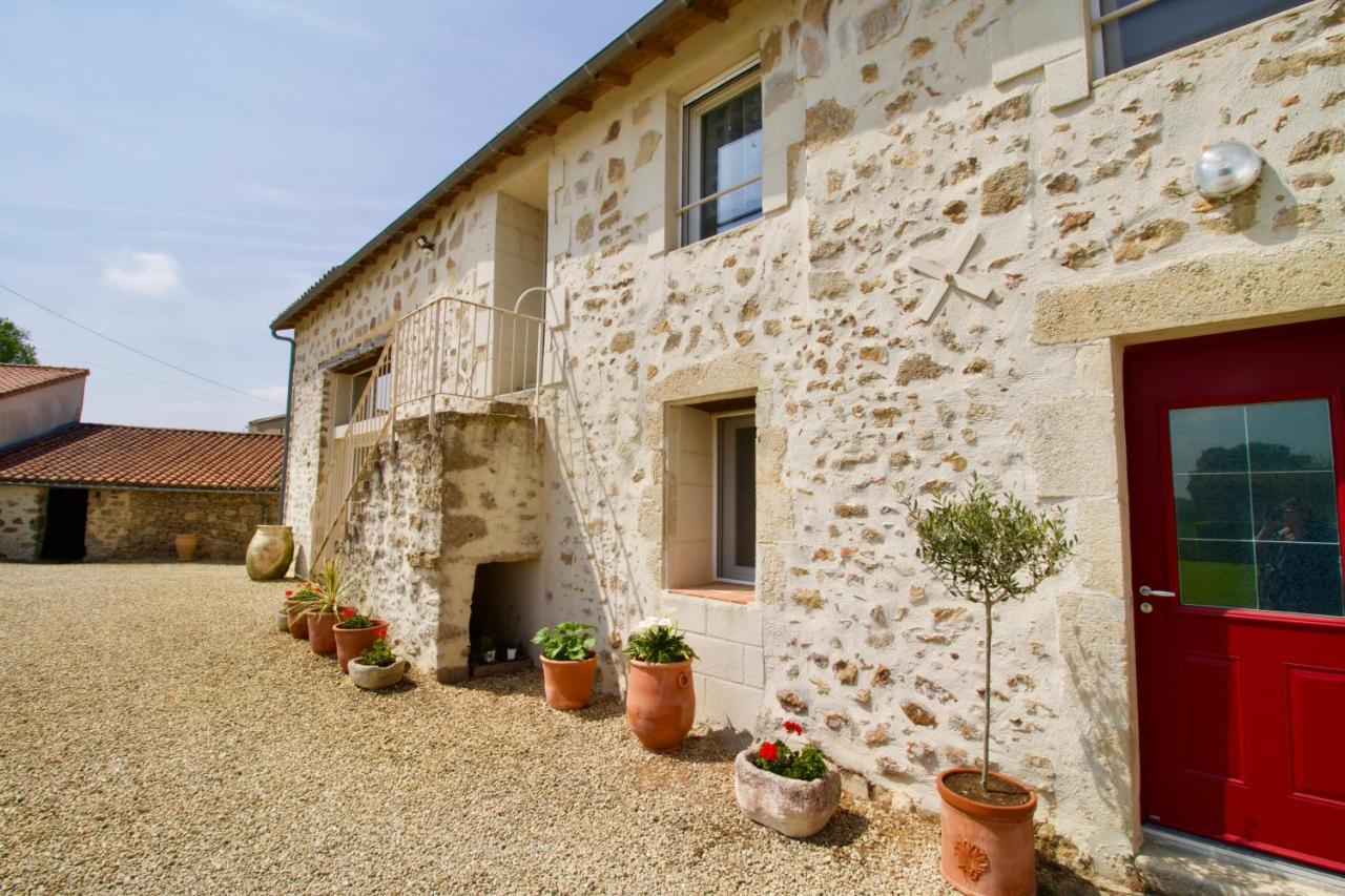 O Trois Oliviers Bed & Breakfast Louin Bagian luar foto