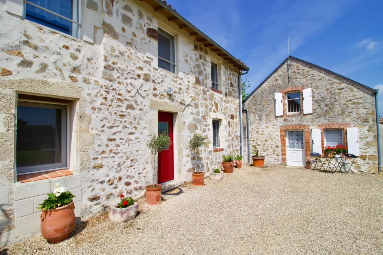 O Trois Oliviers Bed & Breakfast Louin Bagian luar foto