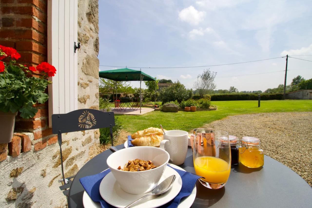 O Trois Oliviers Bed & Breakfast Louin Bagian luar foto