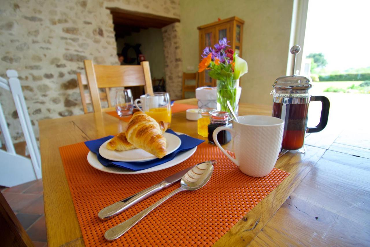 O Trois Oliviers Bed & Breakfast Louin Bagian luar foto