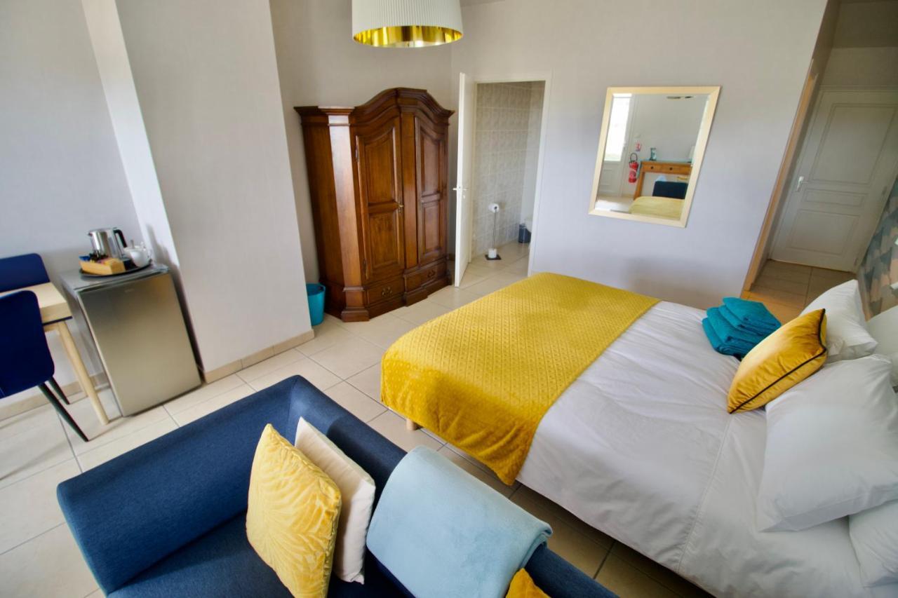 O Trois Oliviers Bed & Breakfast Louin Bagian luar foto