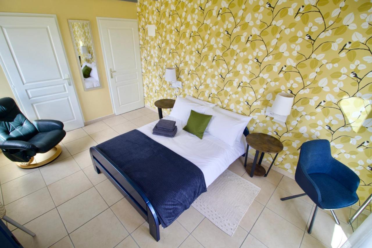 O Trois Oliviers Bed & Breakfast Louin Bagian luar foto