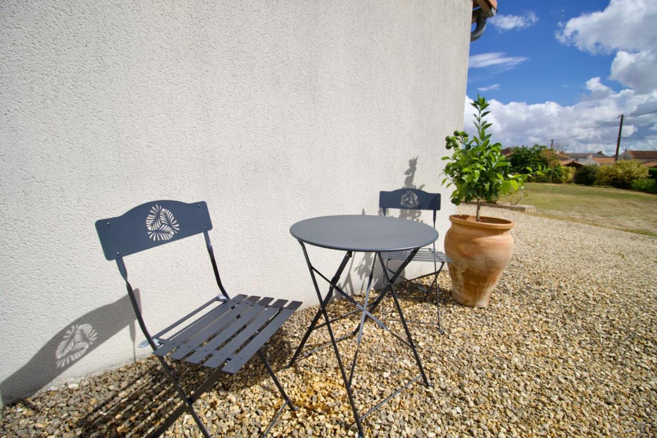 O Trois Oliviers Bed & Breakfast Louin Bagian luar foto