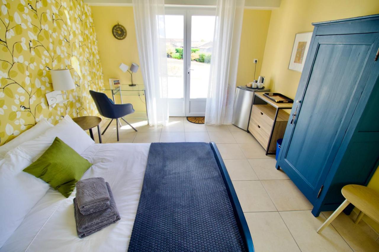 O Trois Oliviers Bed & Breakfast Louin Bagian luar foto