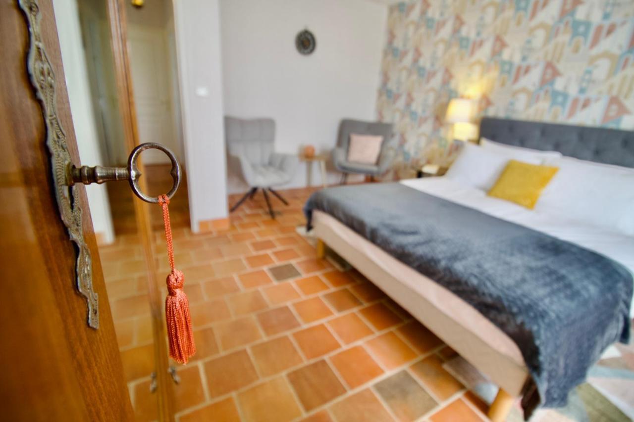 O Trois Oliviers Bed & Breakfast Louin Bagian luar foto